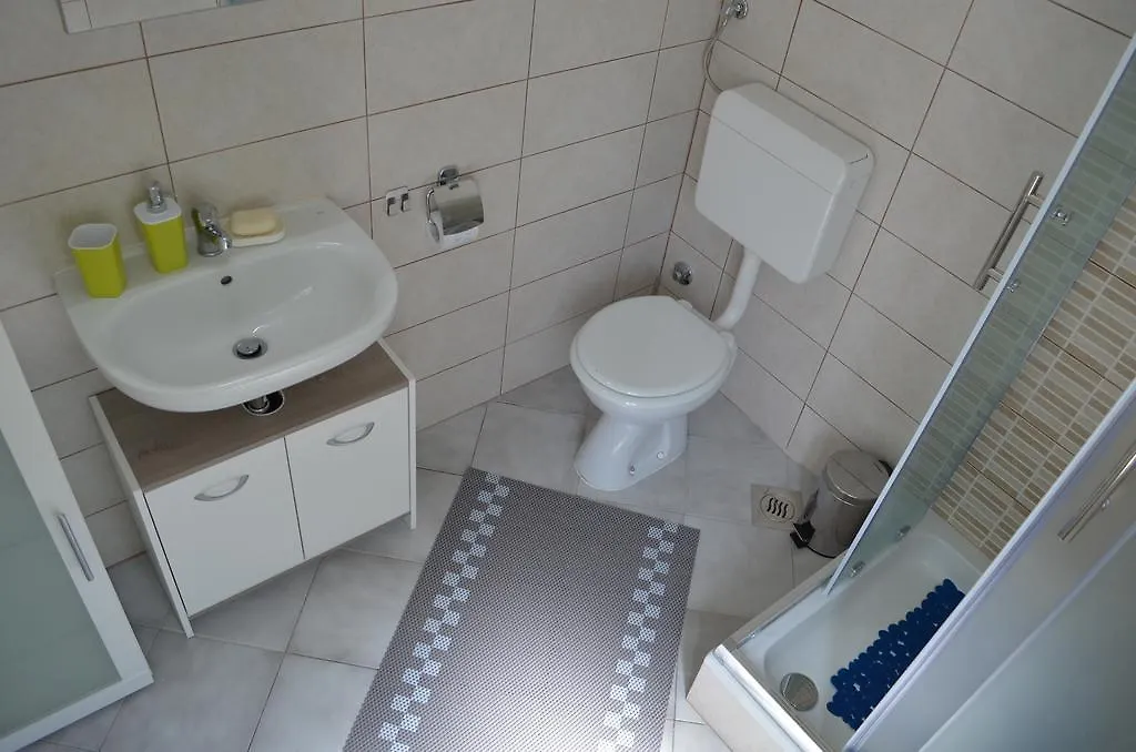Apartments Mili Baska  0*, Baska (Krk) Croatia