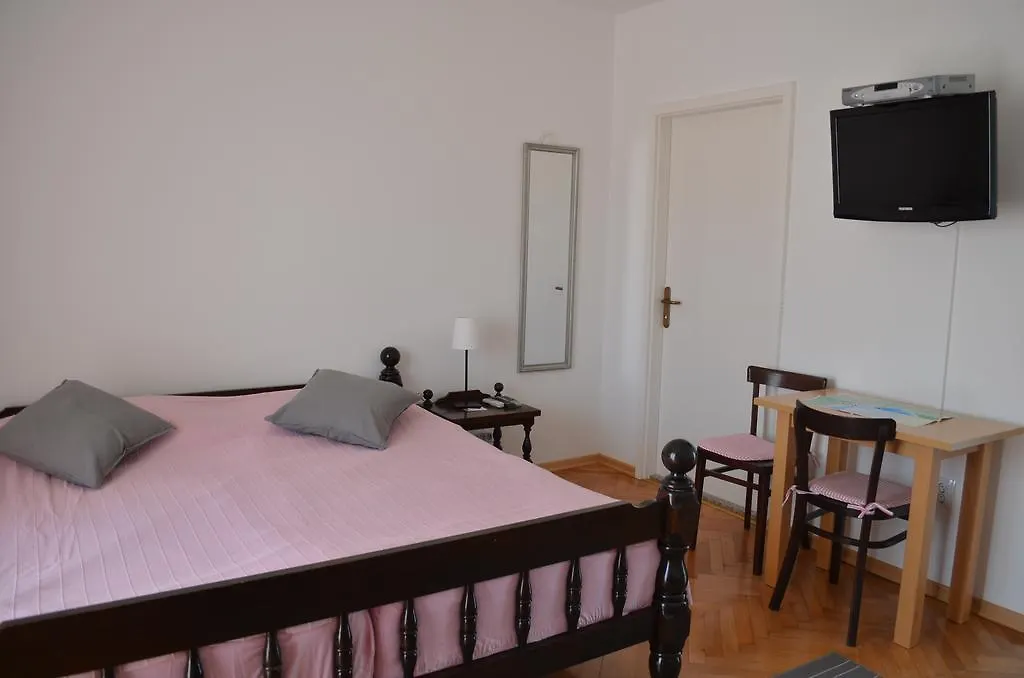 Apartments Mili Baska  0*, Baska (Krk) Croatia